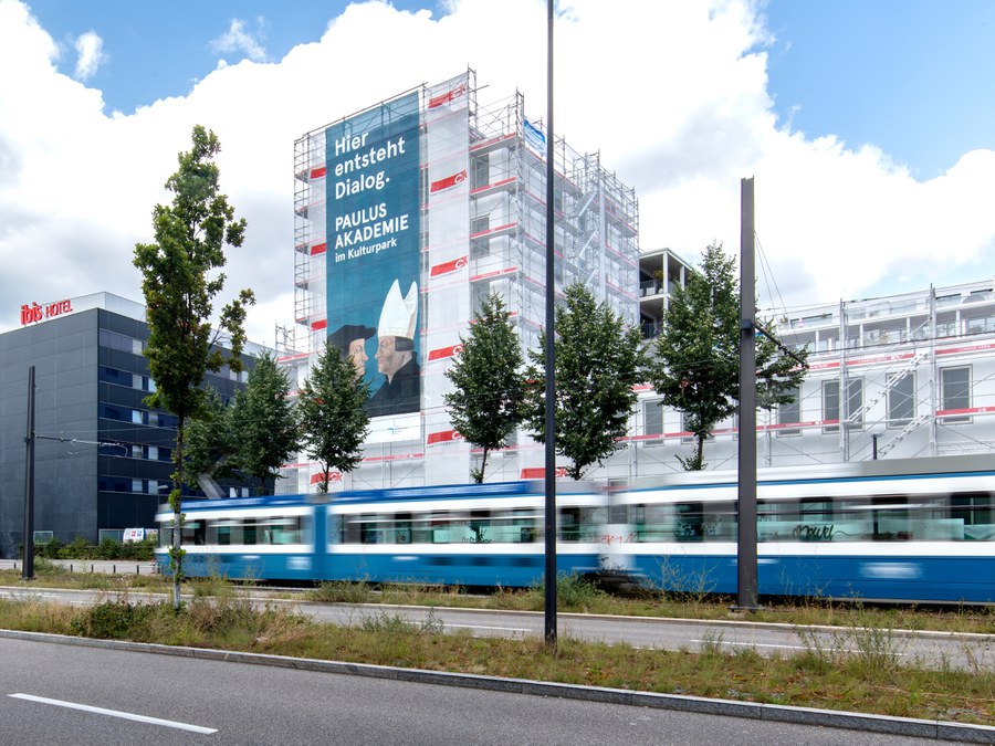 Der erste Auftritt von Zwingli als Bischof am Gebäude der neuen Paulus Akademie an der Pfingstweidstrasse in Zürich. Foto: Peter Knup