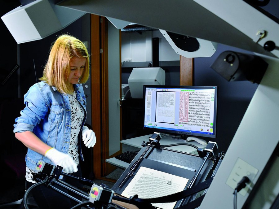Jitka Šebrlová digitalisiert Schriften aus dem Kloster Rheinau.