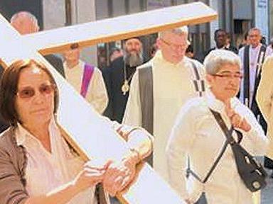 Auf-Stehen im Namen von Jesus. Auf-Erstehen mit ihm.
Auf-Stehen im Namen von Jesus. Auf-Erstehen mit ihm.