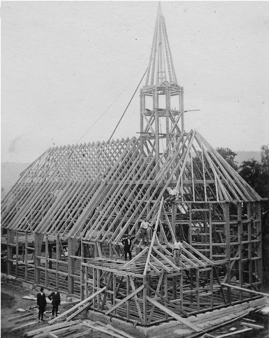 1Von Pfarrei Heilig Kreuz - Archiv Pfarrei Heilig Kreuz, CC BY-SA 3.0, httpscommons.wikimedia.orgwindex.phpcurid=30619778 Heilig-Kreuz_Zürich-Altstetten_1900_Rohbau.jpg