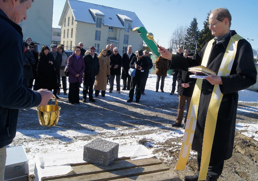 Generalvikar Josef Annen segnet den Grundstein für die neue Mauritiuskirche in Bonstetten. Foto: Christian Murer