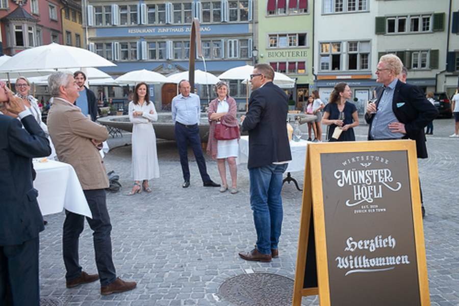 Initiator Lorenz Schmid bedankt sich bei allen, welche die Hoffnungsbotschaft ermöglichten. Rechts im Bild Fraumünsterpfarrer Niklaus Peter. Foto: Simon Spengler