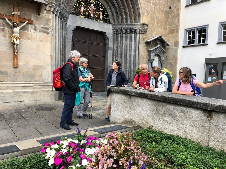 PilgerInnen bei der Kathedrale am Ziel