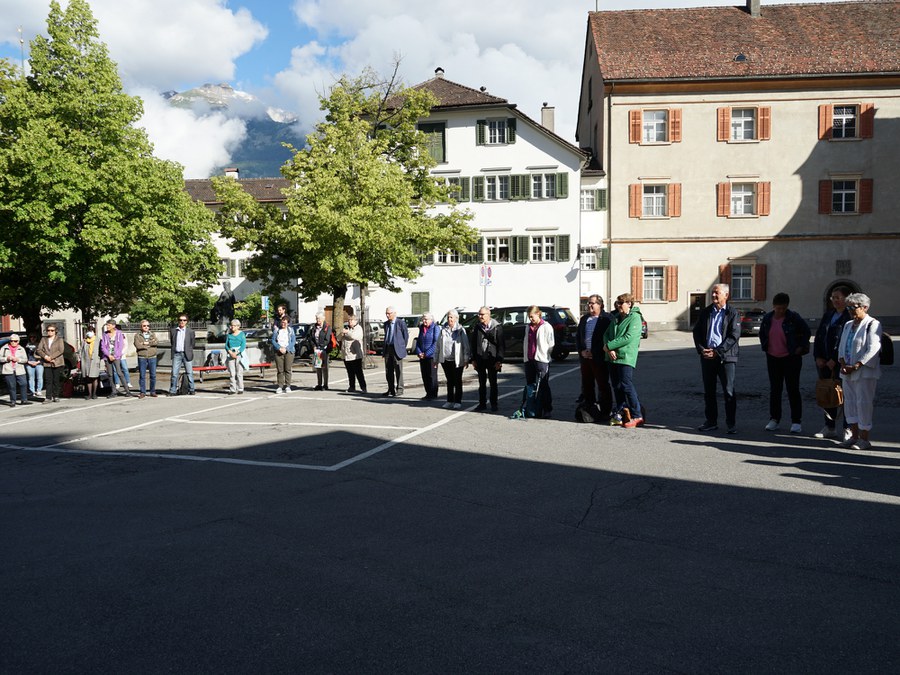 Besinnlicher Kreis vor Kathedrale