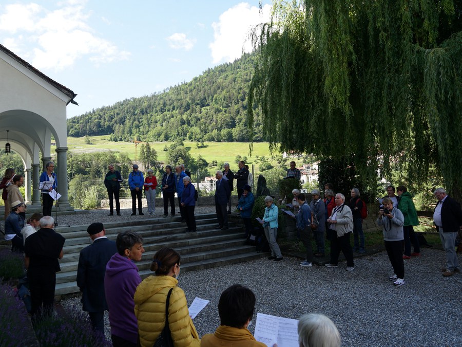 Auf dem Platz vor der Kirche St. Luzi