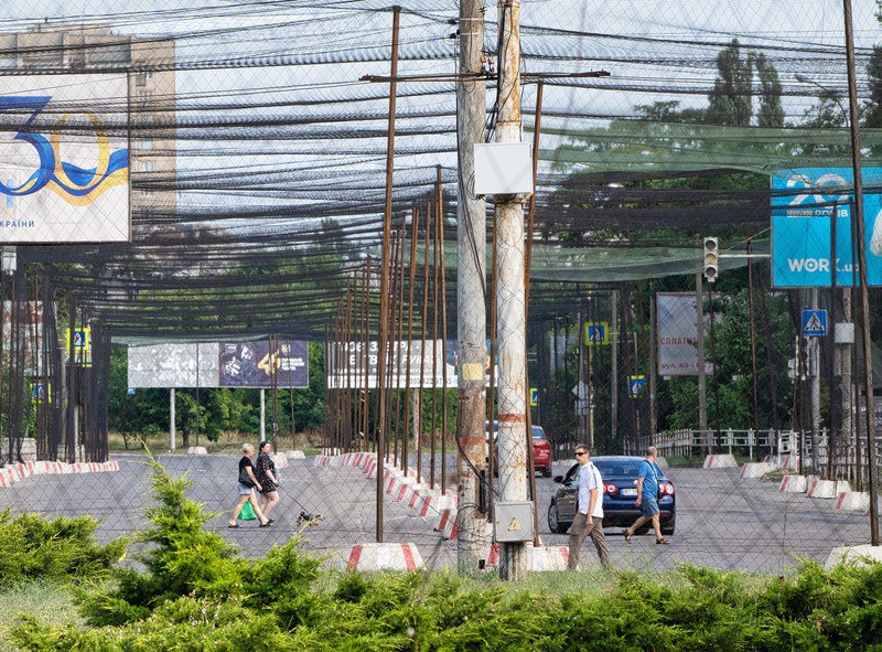 Das Netz wächst täglich um einen Kilometer, dennoch sind immer noch viele Strassen ohne Schutz. Foto: ZUMA Press Wire via Reuters Connect f09_2026_p04_Cherson_Reuters-ZUMA_vej-e8a2c0fdef7e.jpeg