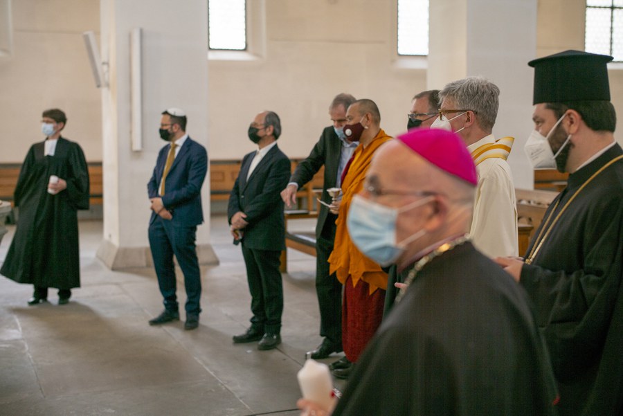 Generalprobe für den interreligiösen Kerzenakt. Fotos Simon Spengler