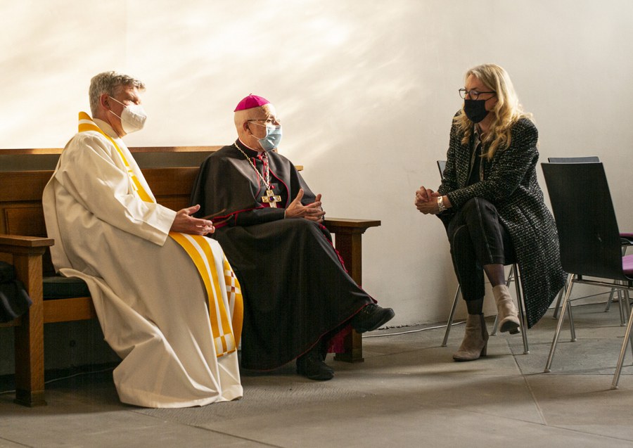 Im trauten Zwiegespräch (von links): Lars Simpson, christkatholischer Pfarrer; Joseph M. Bonnemain, Bischof von Chur und Franziska Driessen-Reding, Synodalratspräsidentin