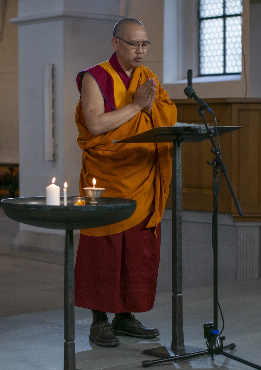 Abt Geshe Thupten Legmen beim Kerzenakt