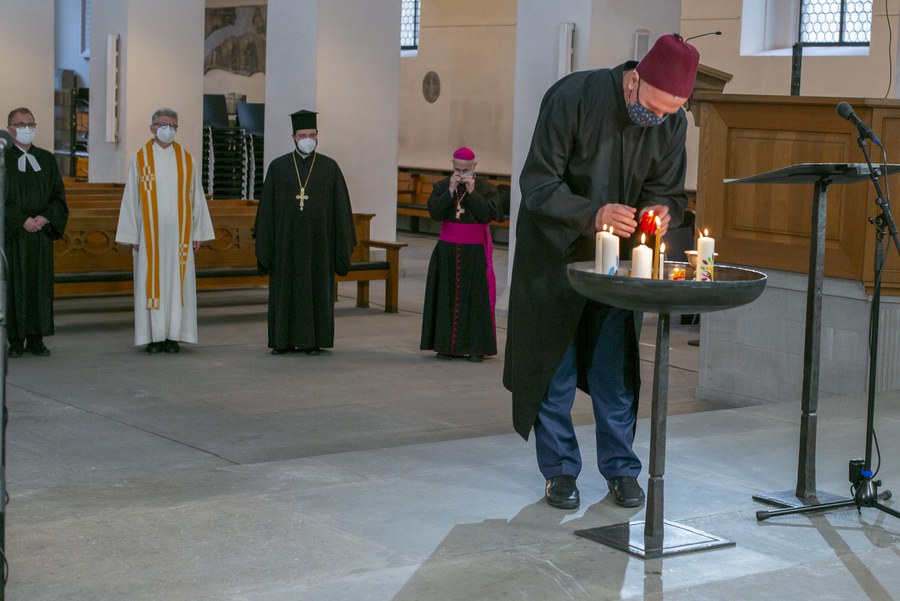 Imam Sakib Halilovic beim Kerzenakt