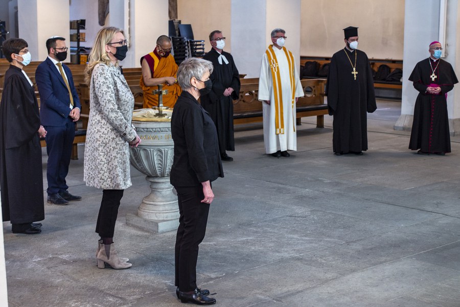 Vertreterinnen und Vertreter des Interreligiösen Runden Tisches mit Regierungsrätin Jacqueline Fehr (vorne)
