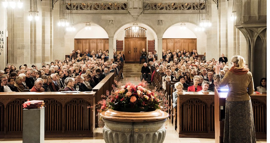 Synodalratspräsidentin Franziska Driessen-Reding bei ihrem Grusswort in der vollen Fraumünsterkirche