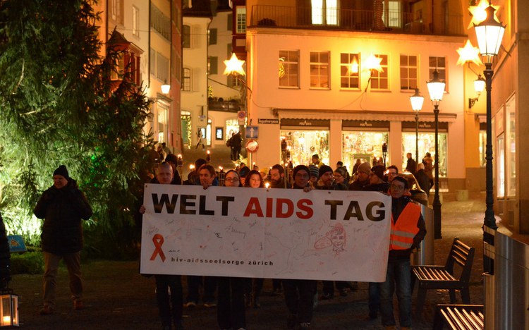 Gegen Diskriminierung: Fackelzug zum Welt-Aids-Tag Gegen Diskriminierung: Fackelzug zum Welt-Aids-Tag