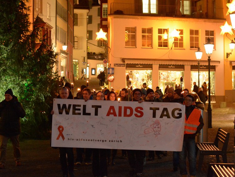 Gegen Diskriminierung: Fackelzug zum Welt-Aids-Tag