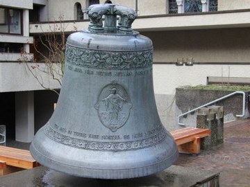 Glocken läuten für die Opfer der Pandemie