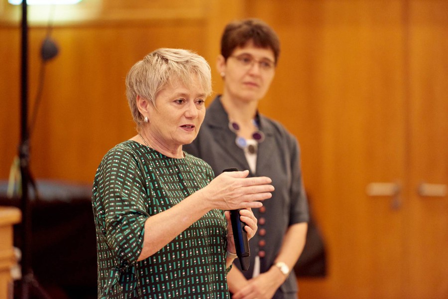 Regierungsrätin Jacqueline Fehr (vorne) und Pfarrerin Bettina Lichtler, Präsidentin der AGCK Zürich. Foto: Gion Pfander