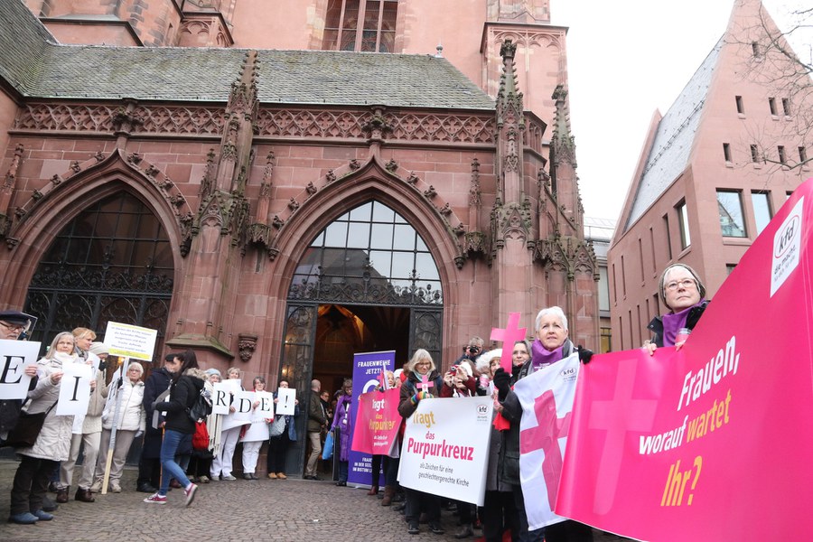 Lichterandacht mit Gebet vor dem St. Bartholomäus-Dom, zu der der kfd-Bundesverband aufgerufen hatte (30.01.2020) FOTO : Synodaler Weg