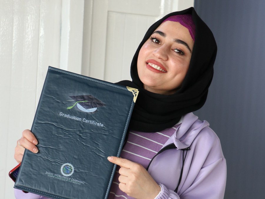 Stolze Besitzerin eines Englisch-Diploms