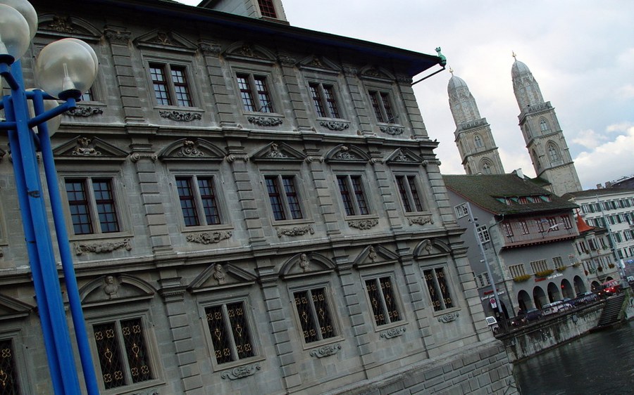 Grossmünster und Rathaus: Religion und Politik stehen in Beziehung zueinander. Foto: Christian Murer