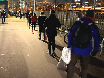 Lebensmittelpakete für Menschen auf der Gasse spenden