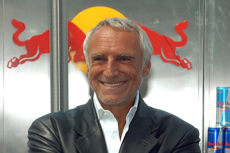 mateschitz-red-bull-gruess-gott-linz.jpg