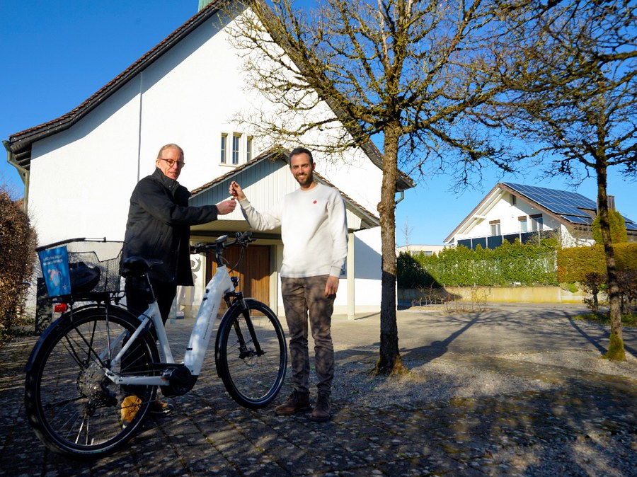 Daniel Büchel (links), Kipfle Präsident, bei der Übergabe eines E-Bikes an die Kirchgemeinde Glattfelden-Eglisau-Rafz durch Kevin Ischi (rechts), Projektleiter Nachhaltigkeit.