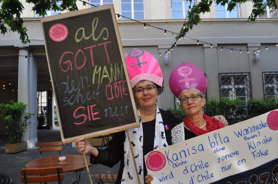 Aargauer Kirchenfrauen demonstrieren mit Mitra, Foto: zVg