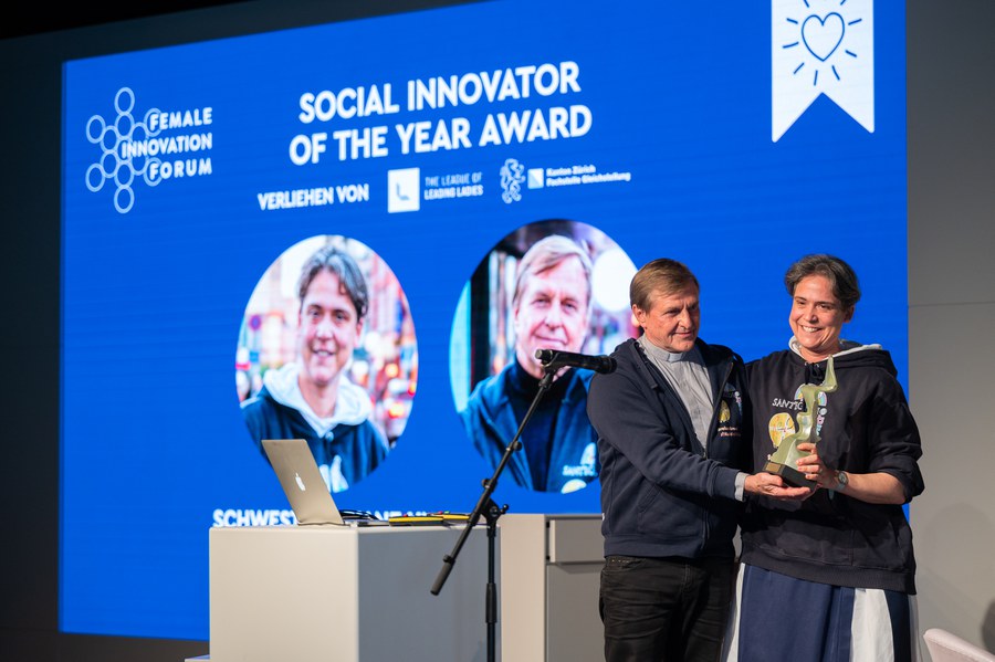 Sr. Ariane und Pfr. Karl Wolf bei der Preisverleihung. Foto: Female Innovation Forum/Tomek Gola