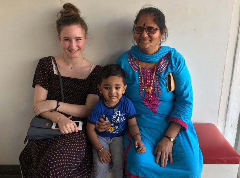 Bekanntschaft mit einer indischen Frau bei Vodafone, Mumbai. Foto: Mara Spillmann