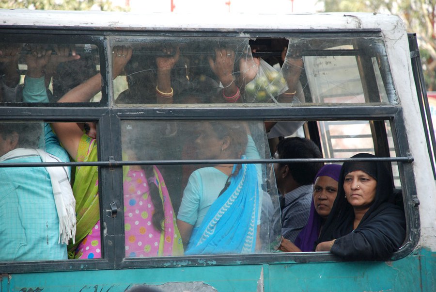 Frauen auf der Reise in einem Bus in Delhi. Foto: Daniel Spillmann