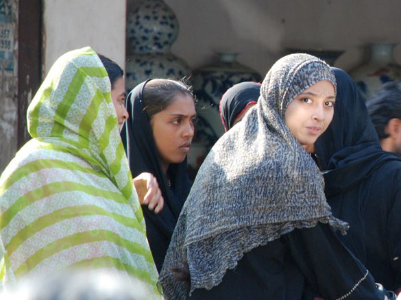 Freundinnen treffen sich auf der Strasse in Mumbai. Foto: Daniel Spillmann