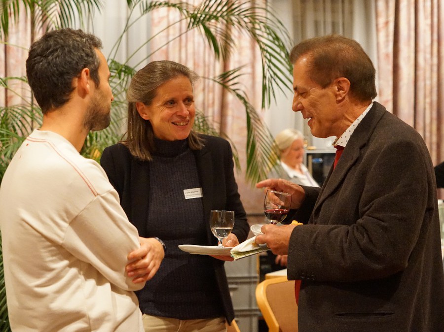 Felix Caduff, (rechts im Bild) Präsident der Synode, im Gespräch mit Ursina Wiedmer, Fachstelle Naturschutz Kanton Zürich. und Kevin Ischi