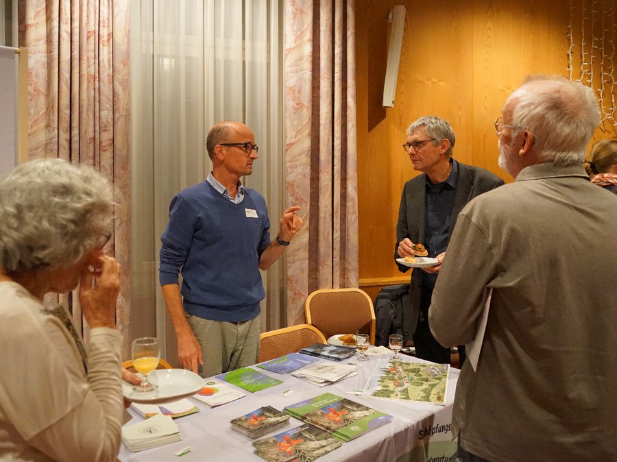 An den Marktständen wurde eifrig über Biodiversität diskutiert.