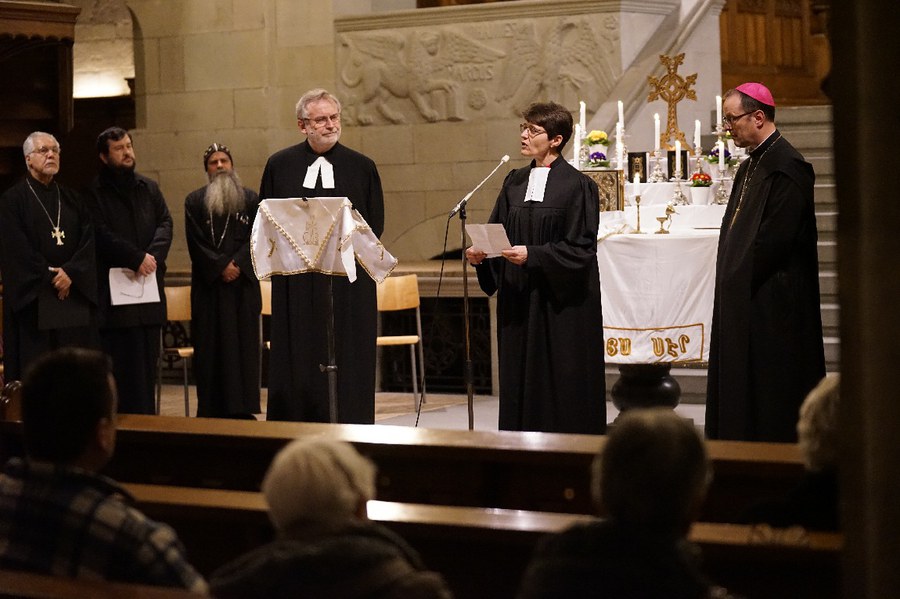Bettina Lichtler (Präsidentin AGCK) begrüsst mit Grossmünsterpfarrer Christoph Sigrist und Abt Urban Federer zum Friedensgebet. Im Hintergrund orthodoxe Priester und ein festlich geschmückter orthodoxer Altar. Foto: Simon Spengler