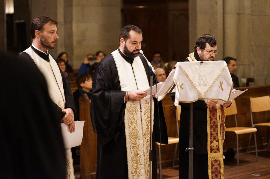 Die serbisch-orthodoxen Geistlichen Priester Djorje Lukic, Erzpriester Branimir Petkovic zusammen mit Erzpriester Romică Enoiu von der rumänisch-orthodoxen Gemeinde. Foto: Simon Spengler