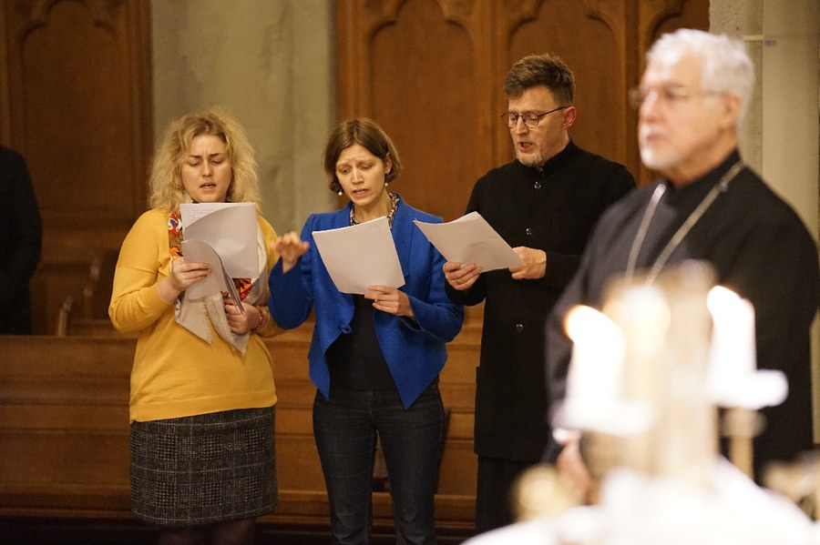 Der Chor der russich-orthodoxen Gemeinde untermalt das Friedensgebet. Foto: Simon Spengler
