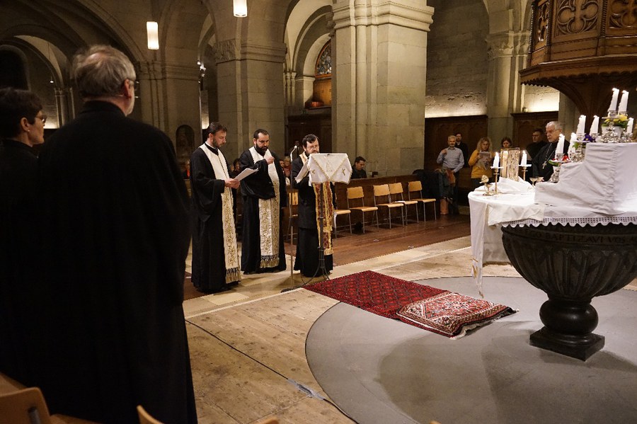 Zum Friedensgebet im Kreis vereint: Katholische, Reformierte und Orthodoxe. Foto: Simon Spengler