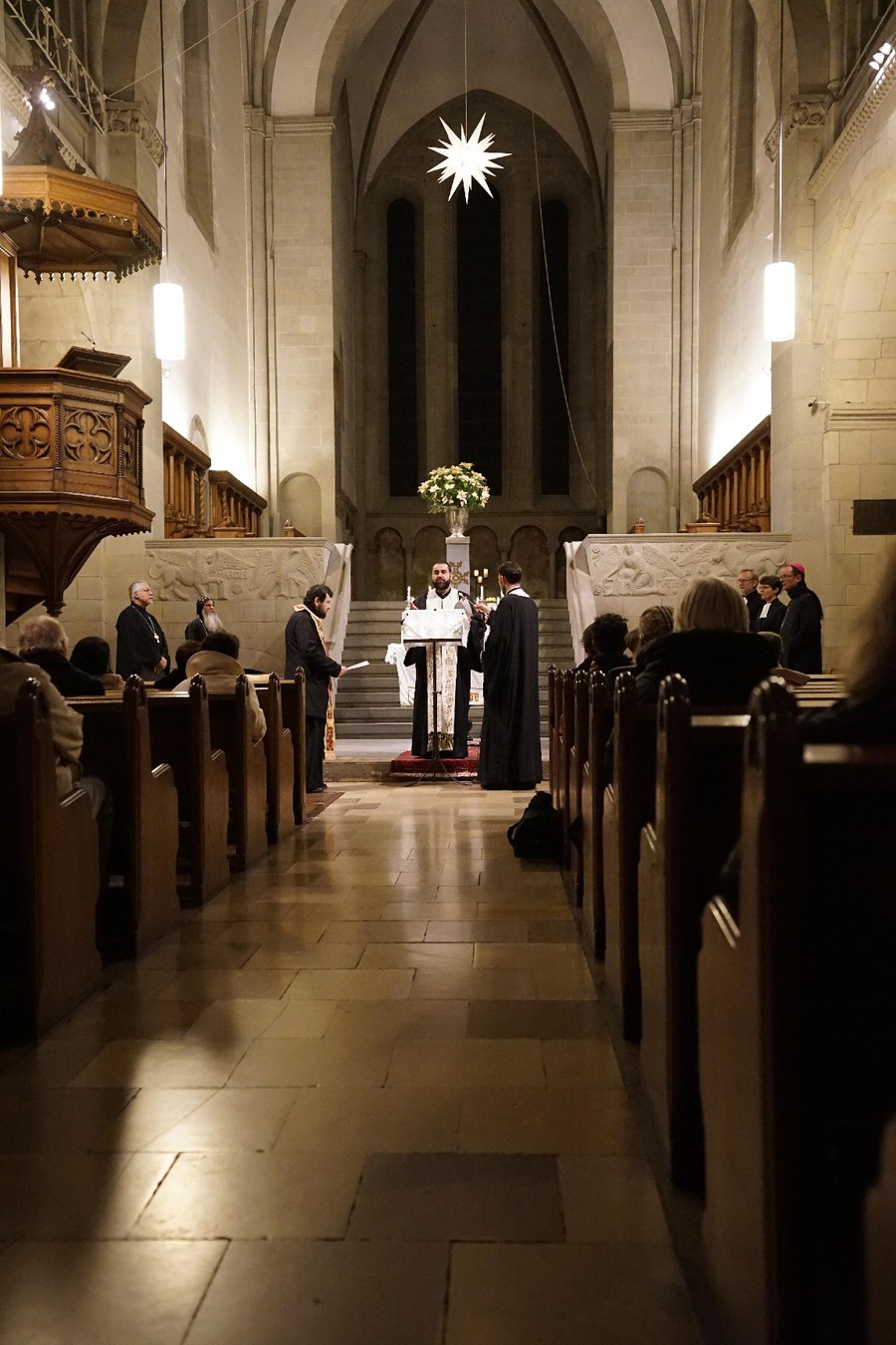 Andächtige Stimmung im Grossmünster beim Friedensgebet. Foto: Simon Spengler