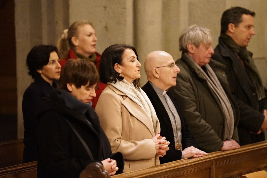Bischof Joseph Maria Bonnemain (Mitte) und Synodalratspräsidentin Franziska Driessen-Reding (hinten) beten um Frieden. Foto: Simon Spengler