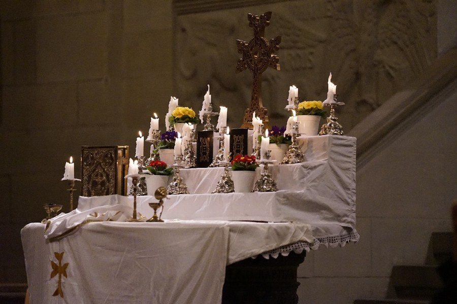 Festlich geschmückter orthodoxer Altar im Grossmünster. Foto: Simon Spengler