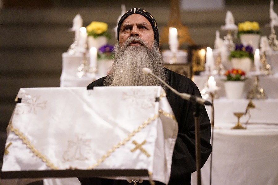 Der koptisch-orthodoxe Abt Isodoros el Anba Samuel singt den Hymnus des Heiligen Athanasius. Foto: Simon Spengler