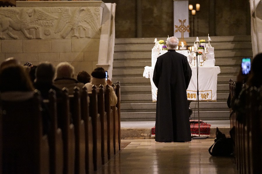 Der Erzpriester Shnork Tchekidjian der armenisch-apostolisch orthodoxen Kirchgemeinde Sourp Sarkis im Gebet. Foto: Simon Spengler