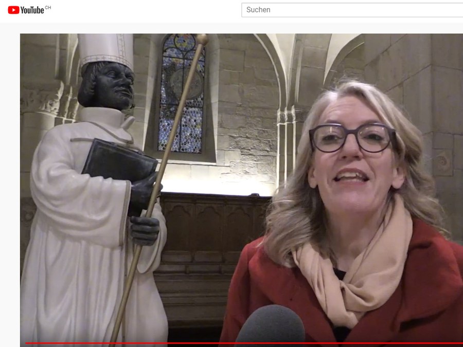 Franziska Driessen mit ihrem Bischofs-Zwingli. Quelle: reformiert.info