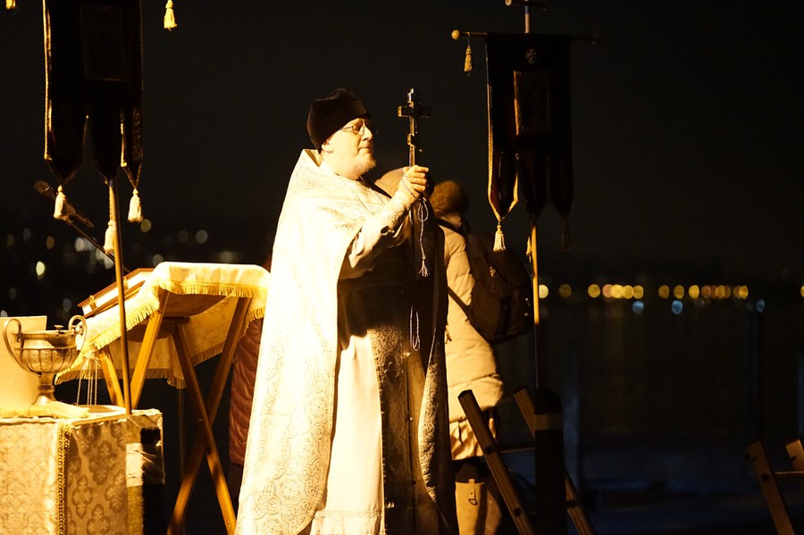 Daniel Schärer, Priester der russisch-orthodoxen Kirche, weiht das Wasser des Zürichsees.