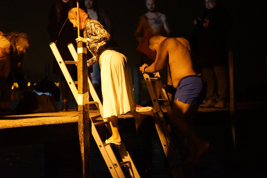 Zahlreiche Gläubige stiegen am Ende der Zeremonie in den 6 Grad kalten Zürichsee, um sich segnen zu lassen.