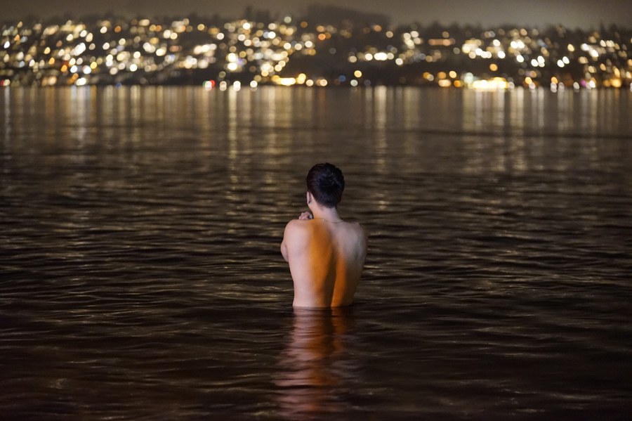 Wie hier in Zürich versammeln sich Orthodoxe an Gewässern rund um die Welt, um Sünden abzuwaschen und Heilung zu suchen.