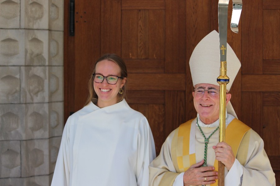 Medea Pathipat bei der Missiofeier in St. Anton in Zürich zusammen mit Bischof Bonnemain. Foto: Andreas Rellstab