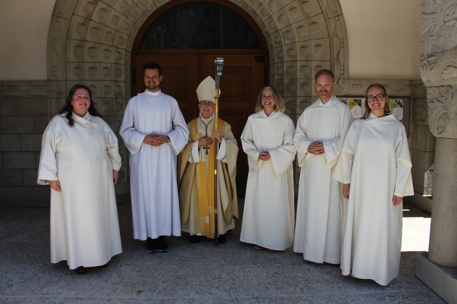 Die Seelsorgenden haben die Missio von Bischof Bonnemain erhalten: Alexandra Brunner, Daniel Eichkorn, Bischof Bonnemain, Monika Bieri, Alexander Ruch und Medea Pathipat (v.l.n.r.) Foto: Andreas Rellstab
