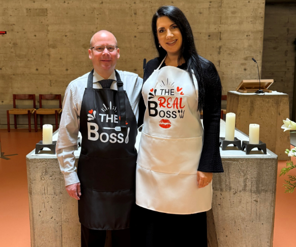Wer ist hier der Boss? Beat Auer und Kristina Crvenkovic bei ihrer Dialogpredigt. Foto: zvg schürz_geschnitten.PNG