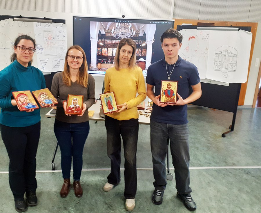 Teilnehmende eines bereits stattgefundenen Workshops mit ihren selbstgestalteten Ikonen.